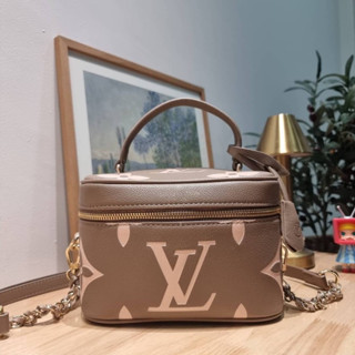 L-V VANITY BAG ใหม่ กับกระเป๋าทรงกล่อง ดีไซน์สวยโดดเด่น และมาพร้อมกุญแจล็อค มีหูจับในตัวและสายสะพายข้างมาให้