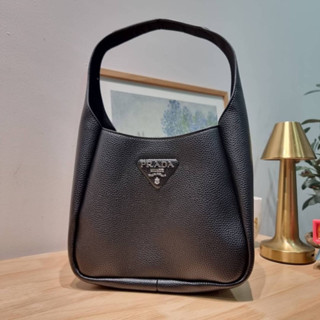 PRA-DA LEATHER HANDBAG / PD Logo-Lettering Shoulder Bag - Black เบสท์เซลเลอร์ มาแรง กับกระเป๋าถือไซส์กำลังสวย