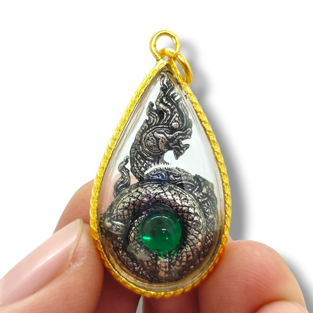 MO[G99]พญานาคราชเขียวเนตรนาคราช บรรจุมณีนาคาคละสีตามบารมี เลี่ยมกรอบทองผ่าหวายอย่างดี บูชาแล้วมีเงิน