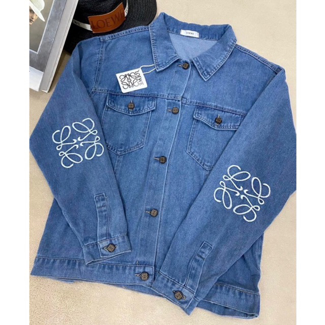 DENIM JACKET SHIRT เสื้อแจ็คเก็ตยีนส์ปัก logo ที่แขน แต่งป้ายหนังด้านหลัง ผ้ายีนส์นุ่มมม
