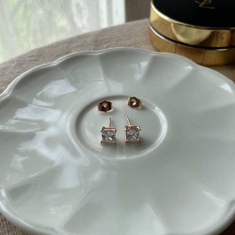 ต่างหูงานพรีเมียร์  วัสดุชุบทองเหลือง18k ขนาด 9 mm ใครแพ้ง่ายใส่ได้น้า คู่ละ 139 บาท