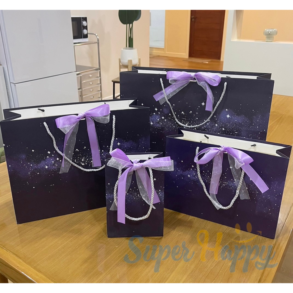 ถุงกระดาษภาพวาดสีน้ำมันลายGalaxy (ในชุดมีพร้อมริบบิ้น 2 เส้น)