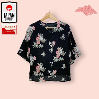 เสื้อ JAPAN ผ้าชีฟองเนื้อดี ไซด์ -  M   อก 44 ยาว 23 นิ้ว  เสื้อทรงสวยน่ารักมาก จีบหน้า ลายดอกสวย ผ้าดีทิ้งตัวสวย