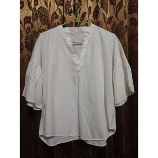 เสื้อสีขาวสำหรับผู้หญิงแขนระบาย