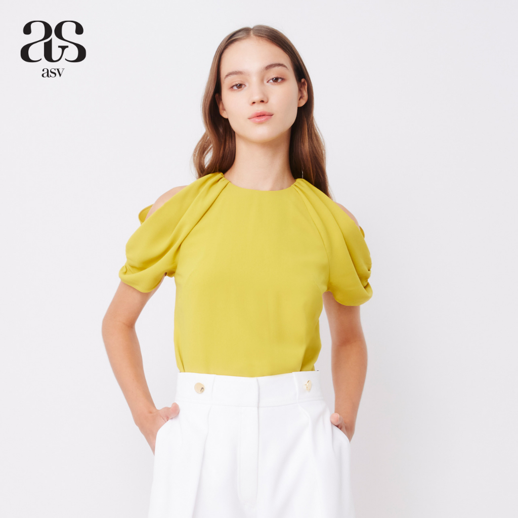 [asv ss23] Mackenzie Open Shoulder Top เสื้อผู้หญิง คอกลม แขนสั้น ตัดแต่งเปิดไหล่ แต่งจับจีบแขนและด้านหน้า