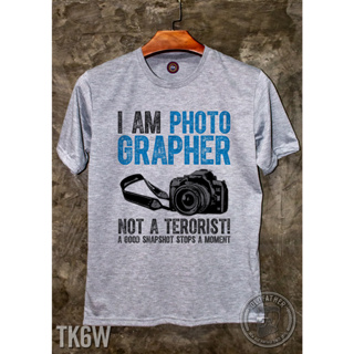 TK 6 เสื้อยืดคอกลมวินเทจ สกรีนลาย I AM PHOTOGRAPHER Vintageผ้า Tk สวมใส่สบาย ไม่หด ไม่ยืด ไม่ย้วย