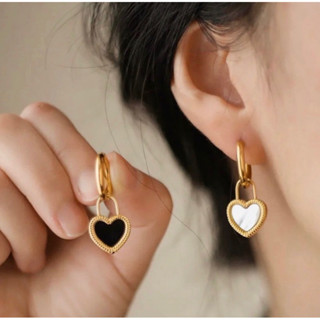 ต่างหู 2 in 1 ใส่ได้ 2 ด้าน งานเกรดพรีเมียม 2 in 1 stainless earrings Heart charm black and white