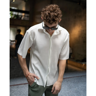 Khunkris.Styler - เสื้อพลีท แขนสั้น สีขาว Pleated Short-Sleeve Shirt White