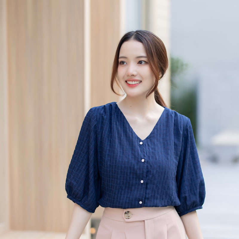 Mosaic top (Gen2): Blue เสื้อไม่ต้องรีด [Freedary.brand] เสื้อผู้หญิงไม่ต้องรีด เสื้อทำงานไม่ต้องรีด ยับยาก