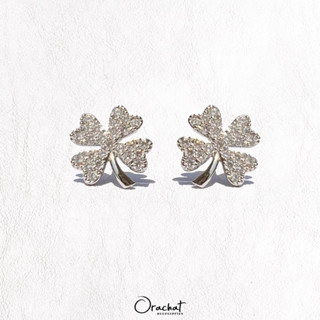 Glitter clover earrings. (ต่างหูแบบติดหู งานชุบทองคำขาว เพชร CZ)