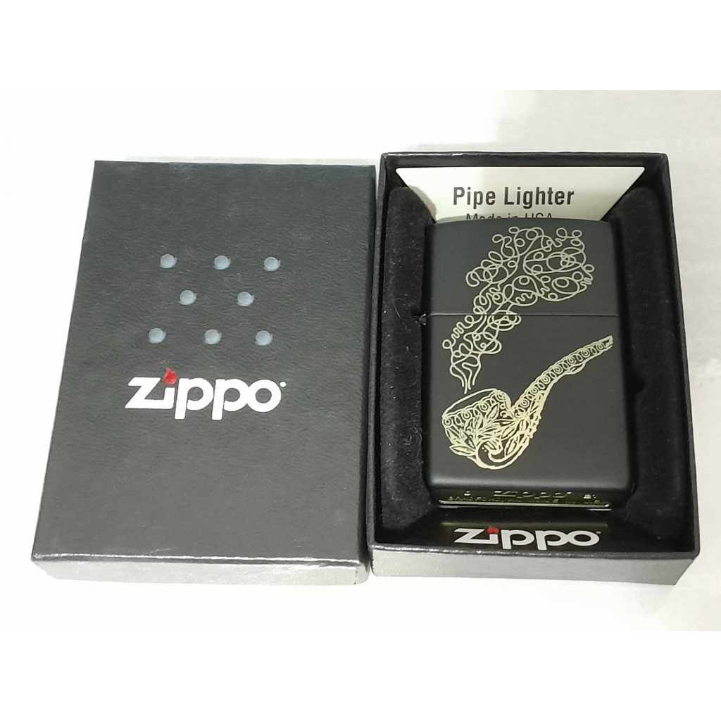 ZIPPO  218  PIPE  AND SMOKE   BLACK MATTE  LASER ENGRAVE สีดำเมทาลิค  ลายแบบเลเซอร์  ถังในแบบพิเศษ  