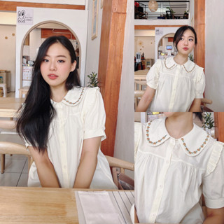 SLYQ SPRING EMBROIDERED COTTON BLOUSE เสื้อเบลาส์แต่งปกปักลายกระดุมหน้าแขนสั้น เสื้อทำงานสีขาว