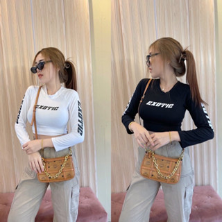 เสื้อครอปสั้น แขนยาวคอกลม พิมพ์ลายแฟชั่นด้านหน้า