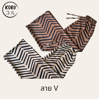 KORU กางเกงขายาวลาย V