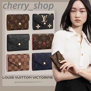 Hot🍒Louis vuitton VICTORINE money clip/กระเป๋าเงินผู้หญิง/กระเป๋าสตางค์/ซิป/ผ้าใบเคลือบ/หนังวัว M62472