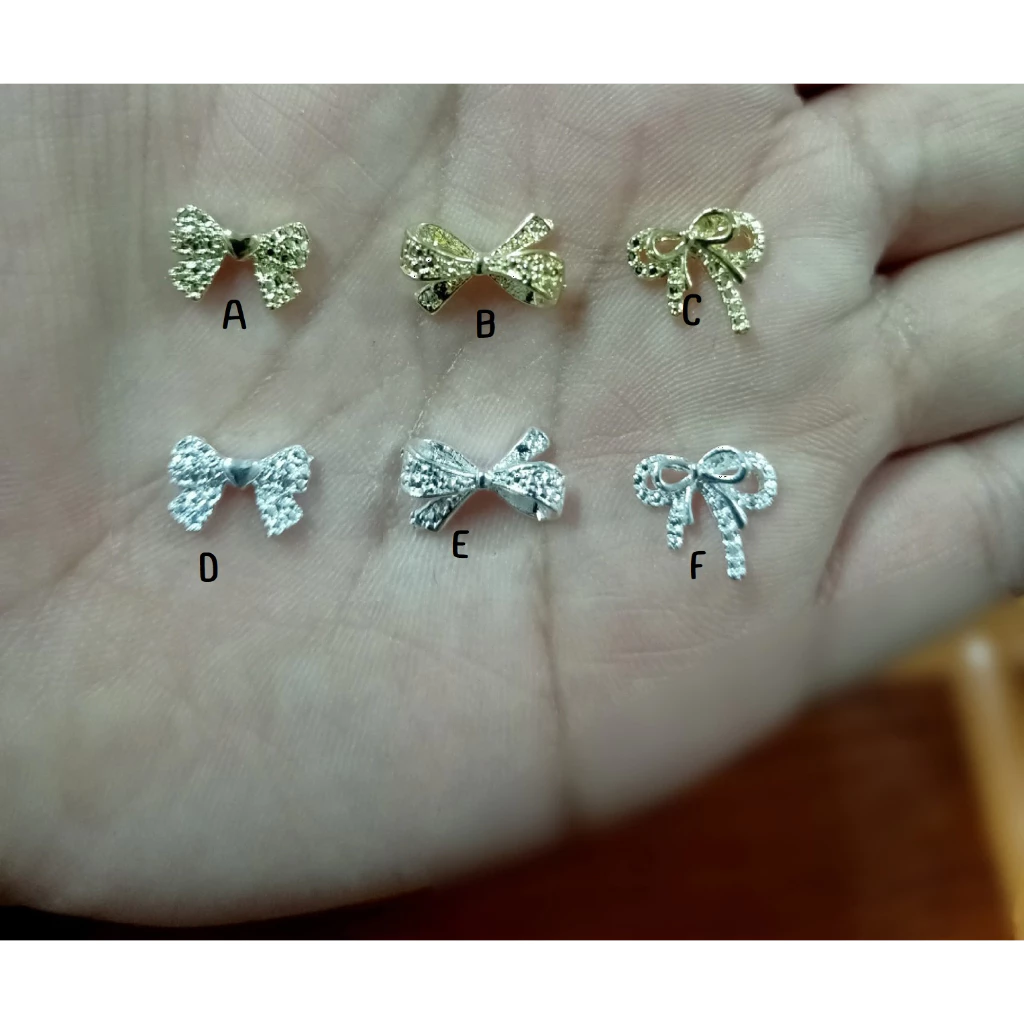 B2.โบว์ทองโบว์เงินติดเล็บ ถุงบรรจุ 10 ตัวราคา 13 บาท