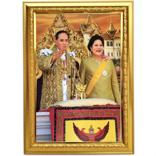 รูปรัชกาลที่9 โบกพระหัตถ์  18*23นิ้ว เสริมฮวงจุ้ย เจริญรุ่งเรือง เสริมโชคลาภ อำนาจบารมี หน้าที่การงาน มั่ง มี ศรี สุข