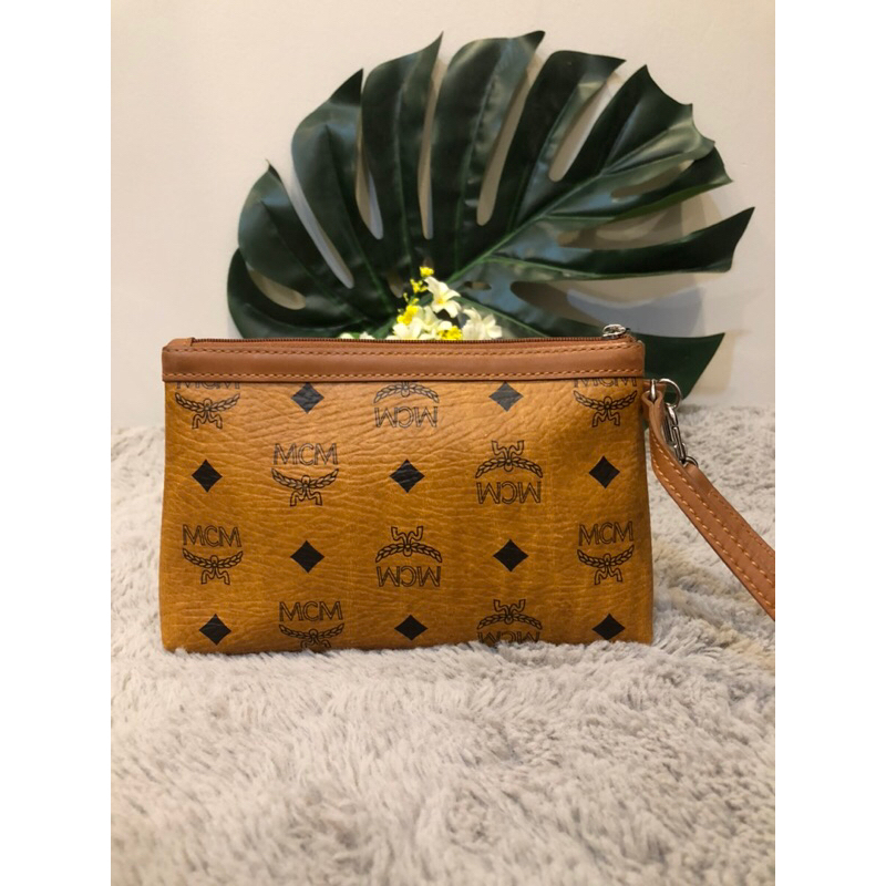 กระเป๋าคล้องมือ MCM ขนาด 7.5 “ ของแท้ 💯