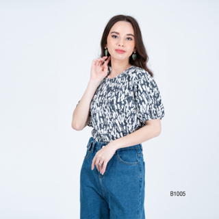 AMILA Blouse AM-B1005 โคโม่ปริ้นท์ แขนสั้น IGPU23-2