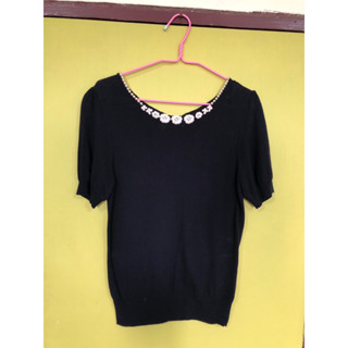 เสื้อไหมพรม สีกรม คอผูกโบว์ด้านหลัง ปักดอกไม้สีขาว Brand ญี่ปุ่น size S-M  อก 34-36  ยาว 24