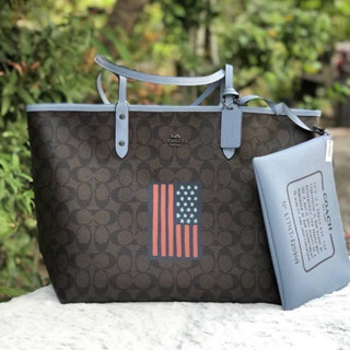 REVERSIBLE CITY TOTE IN SIGNATURE CANVAS WITH FLAG (COACH F25949)