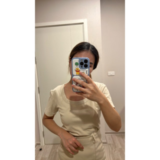 เสื้อยืดมือสอง สีครีม