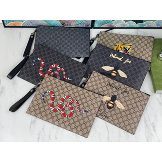 GUCCI bee print GG Supreme canvas clutch/ผู้ชาย/กระเป๋าถือ