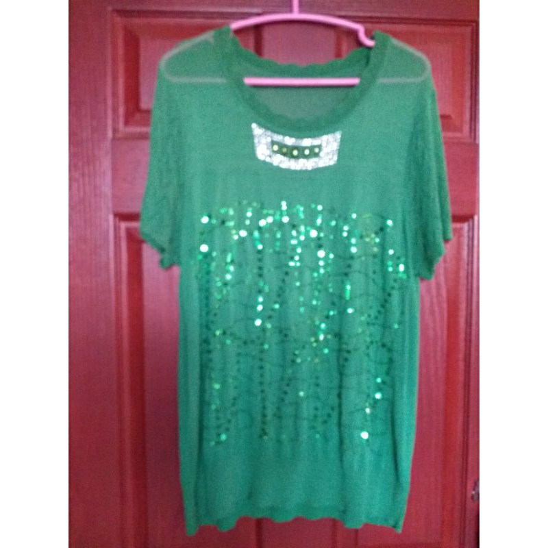 เสื้อไหมพรมคอกลมแขนสั้นสีเขียว อก 30-42 ยาว 30 แต่งเลื่อมด้านหน้า