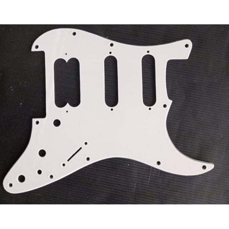 Pickguard fender richie sambora (งานคัสต้อมเมดจากทางร้าน) ใช้เวลาทำ4-7วัน สีขาว3ชั้น สีอื่นๆทักแชทสอบถามได้ครับ