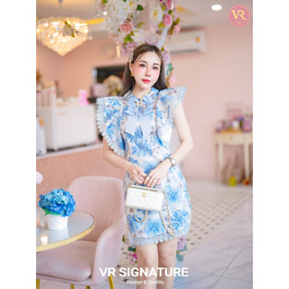 VR Dress สั้นคอปก แขนกุด แต่งระบายผ้ารอบไหล่ แต่งกุ๊นขอบลูกไม้ ช่วงเอวเข้ารูป ชายกระโปรงแต่งขอบลูกไม้