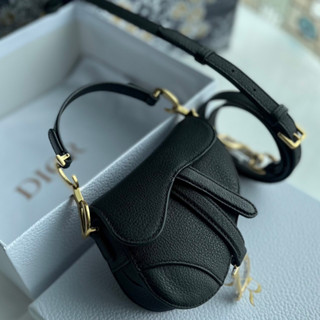 กระเป๋า CHTISTIAN DIOR SADDLE MICRO SIZE 13Cm + ( สีใหม่ปีใหม่ มาพร้อมสายสะพาย คุ้มมาก ของเเท้ของสีใหม่กับ ปี่นี้มาพร้อม