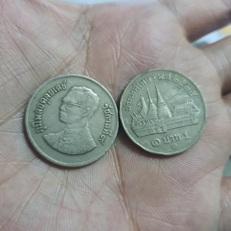 เหรียญ 1 บาท หลังวัดพระแก้ว ปี2525 ราคาต่อ 1 เหรียญ รับประกันของแท้