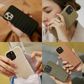 (โค้ด8MUSE65ลด65.-)(12 series)MUSE Croc Phone Case EARTH Tone