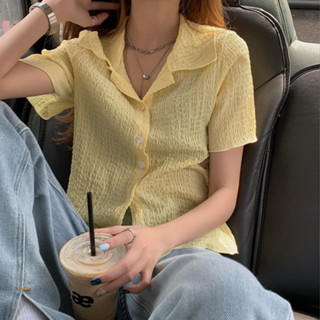 พร้อมส่ง เสื้อblouseคอปกแขนสั้นสีเหลือง ทรงกึ่งเข้ารูป ดีเทลกระดุมกลมใสขาวด้านหน้าถอดได้ ผ้าชีฟองอัดลาย