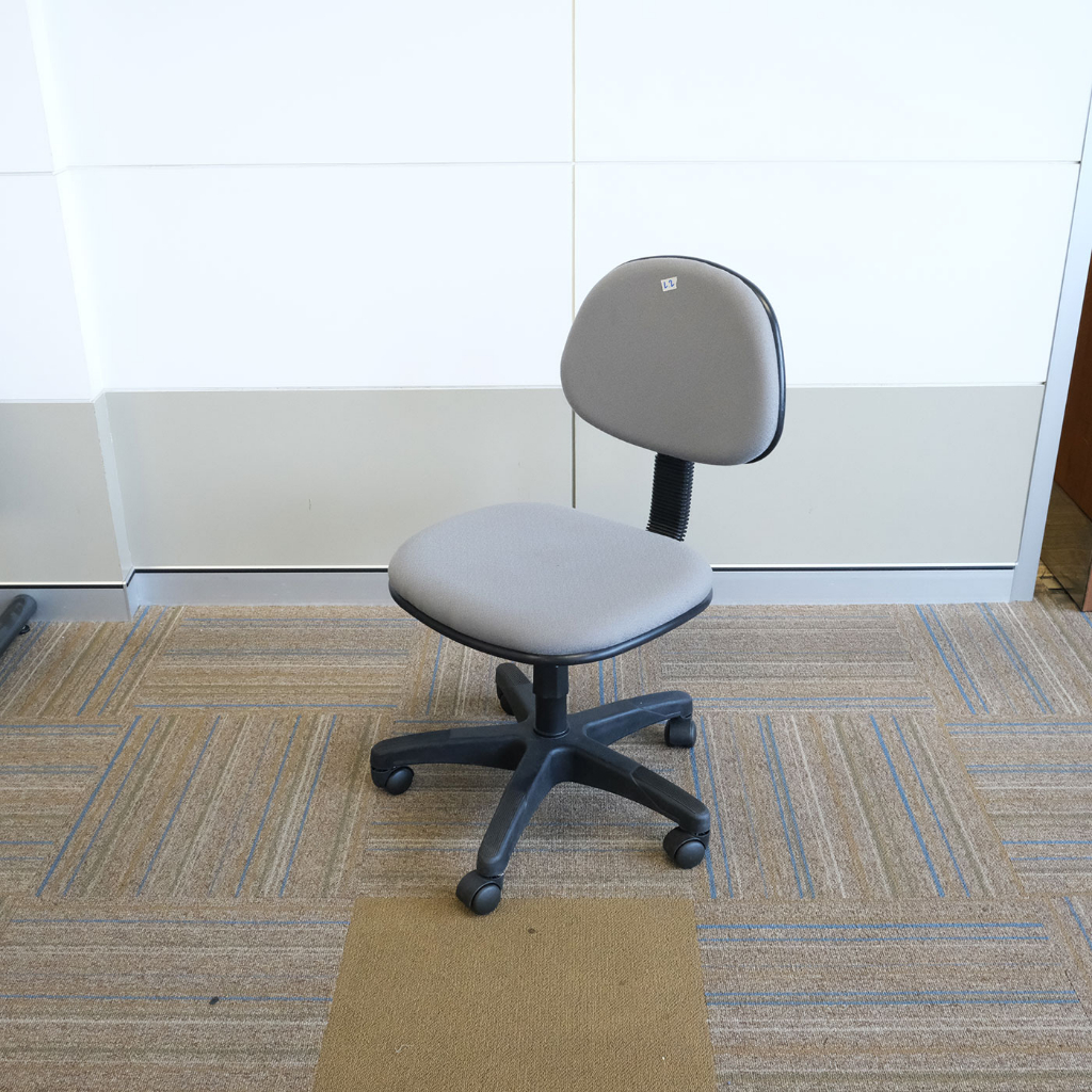 เก้าอี้สำนักงานทรงเล็ก เบาะผ้าสีเทา (ไม่มีแขน) ขาดำ แบรนด์ Logica