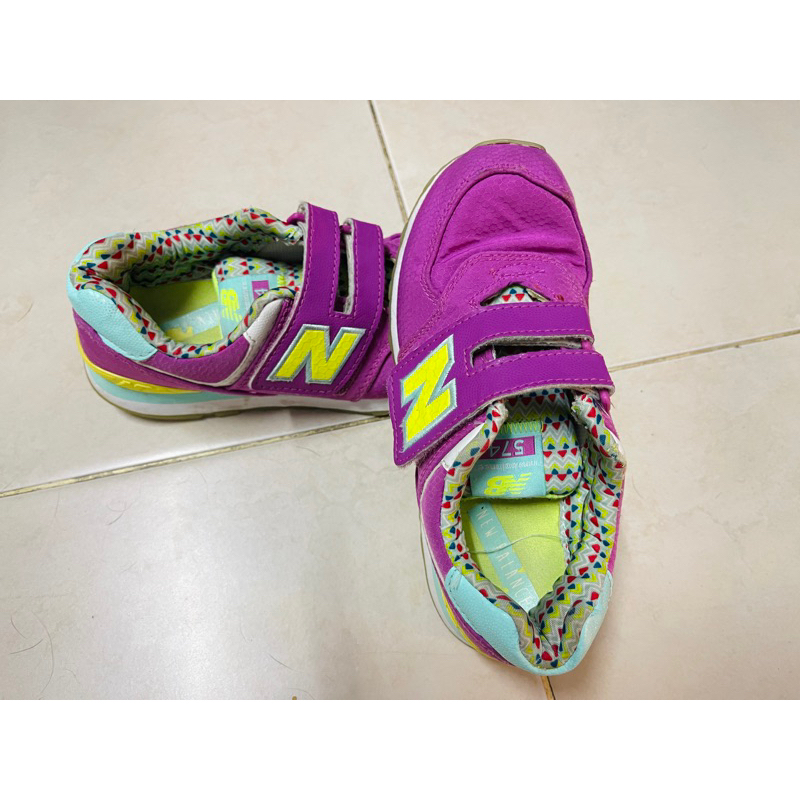 รองเท้าผ้าใบ New Balance