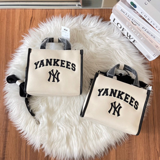 กระเป๋า MLB Varsity basic canvas mini tote bag กระเป๋าสะพายข้างสีขาวครีม NY ข้างในกระเป๋ามีช่องซิป Code : 3AORS083N-50CR