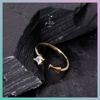 [petite by PRAKYRE] Geometric Square Diamond Ring - แหวนมินิมอลเกาหลี รูปสี่เหลี่ยม สีทองประดับเพชร ปรับไซซ์ได้