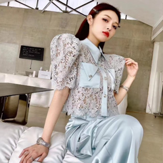 𝗧𝗢𝗣 𝗟𝗔𝗖𝗘 𝗦𝗜𝗟𝗞 𝗞𝗢𝗥𝗔𝗘 เสื้อลูกไม้ แต่งปกผ้าซิลค์ กระเป๋าคู่ด้านหน้า กระดุมอะไหล่สีเงิน ดูแพงมาก