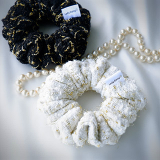 Lady.Daisy | ยางรัดผมสไตล์ฝรั่งเศส (ผ้าทวีดชาแนล) : Elegant Parisian  Scrunchies​ ​- Size​ M​