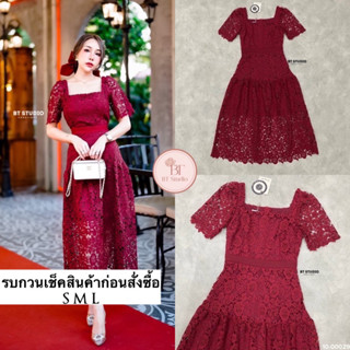 แม๊กซี้เดรสลูกไม้สีแดง แต่งแขนสั้นคอตัดสี่เหลี่ยม งานลูกไม้ดอกไม้ทั้งชุด มีซับสั้นด้านใน ใส่สวย หรู ดูแพง งานสวย หรู
