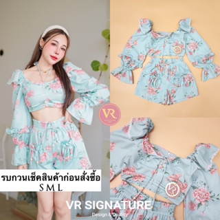 Set เสื้อแขนยาว ตัวสั้น ปลายแขนบาน แต่งระบายผ้าช่วงแขนและไหล่ ช่วงอกจับจีบแต่งมุกด้านหน้า มีเชือกผูกด้านหน้า  มาพร้อมกาง