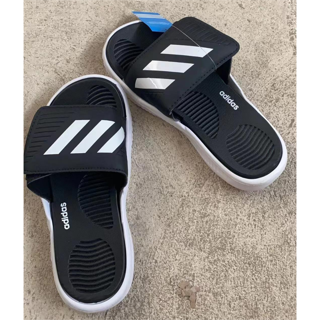 NEW  SLIPPERS adii.das ว่ายน้ำ รองเท้าแตะ Adilette Comfort สีดําและสีขาว  สามแท่ง  รองเท้าแตะกลางแจ้ง ขนาด40-45