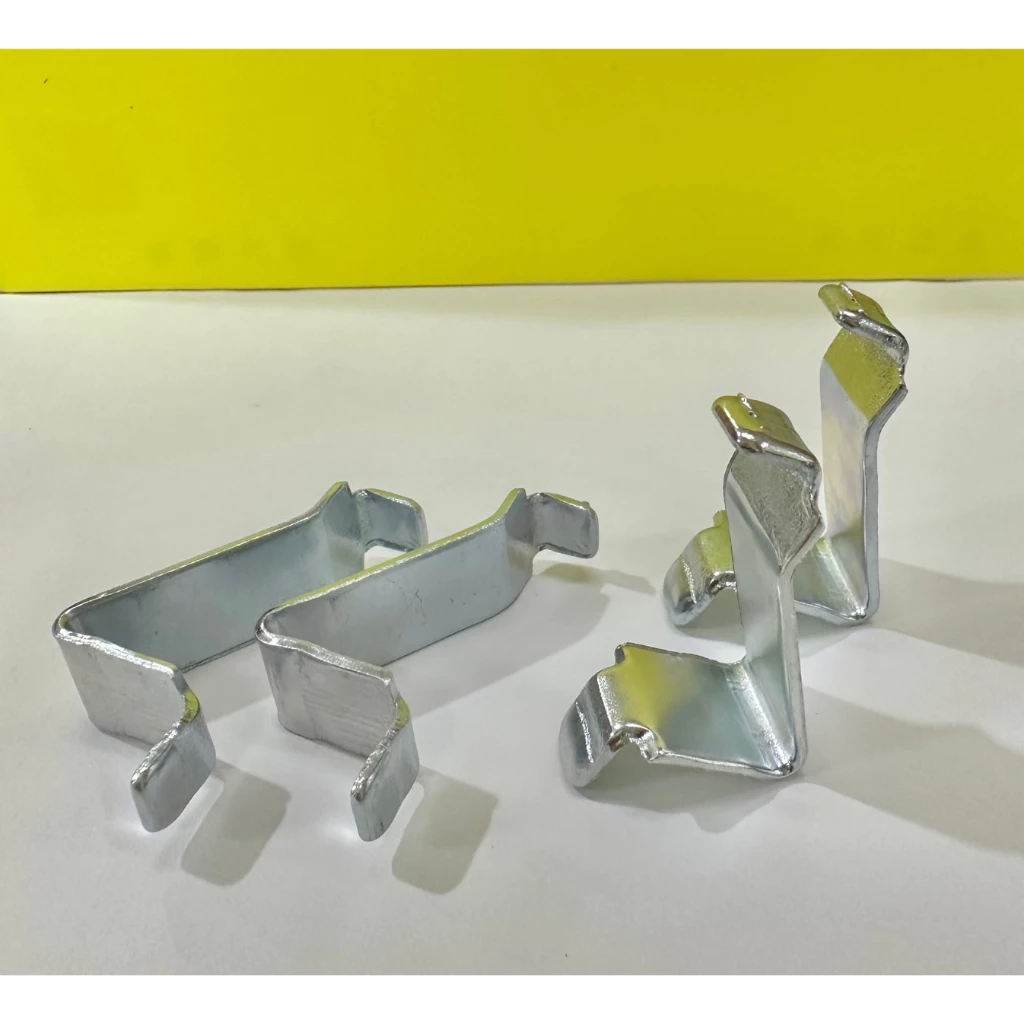 ตะขอแผ่นชั้นตู้เหล็กบานเลื่อนเตี้ย ยี่ห้อ Elegant ตัว L แบบค้ำวางเสียบ 2 ช่อง (เซท 4 ชิ้น)
