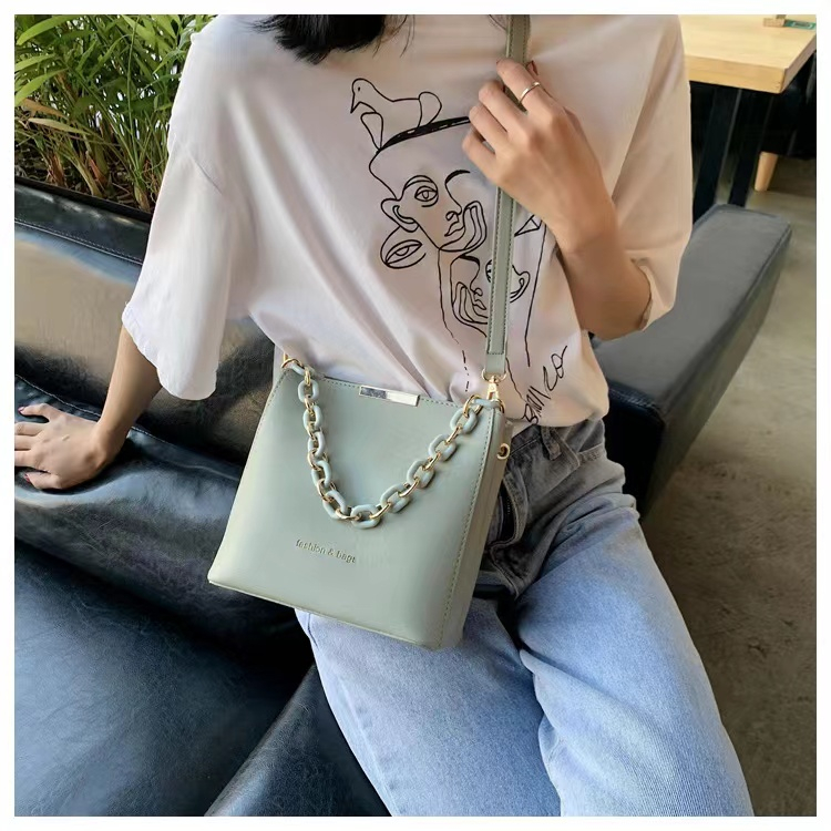 กระเป๋าแฟชั่น สะพายข้าง หน้าโช่สวยๆ หนังพียูมาใหม่
