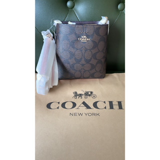 พร้อมส่ง 🔥Sale4399🔥Coach Mini Town Bucket Bag In Signature Canvas ลาย C Signature สวยยอดนิยม ขนาดน่ารัก สะพายวันหยุดชิวๆ