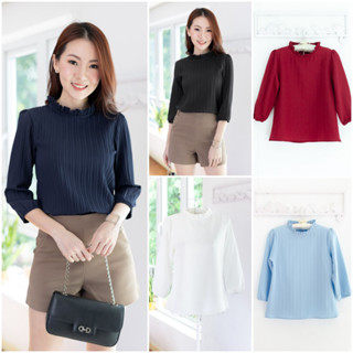 Narinari : NT2392 Ruff Collar Textured Blouse – เสื้อทำงาน (ใช้โค้ด NARISP9 ลด 65.- เมื่อช็อปครบ 500.-)