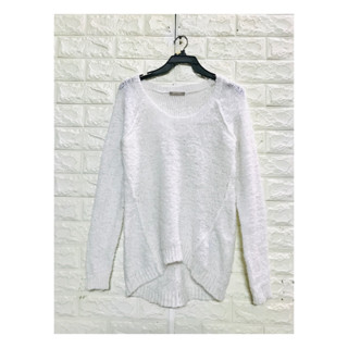 เสื้อสเวตเตอร์แขนยาวไหมพรม คอกลม สีขาว  ขนาด อก 50” ยาว 29”
