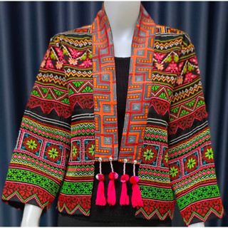 เสื้อคลุมลายปัก แขนยาว ผ้าม้ง ลายปักจักร แต่งปอมพ์ มีพู่ไหมพรม