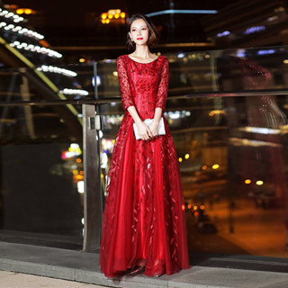 ชุดราตรียาวสีแดง เดรสออกงานปักลายใบไม้ แขนสามส่วน กระโปรงทรงหางปลา